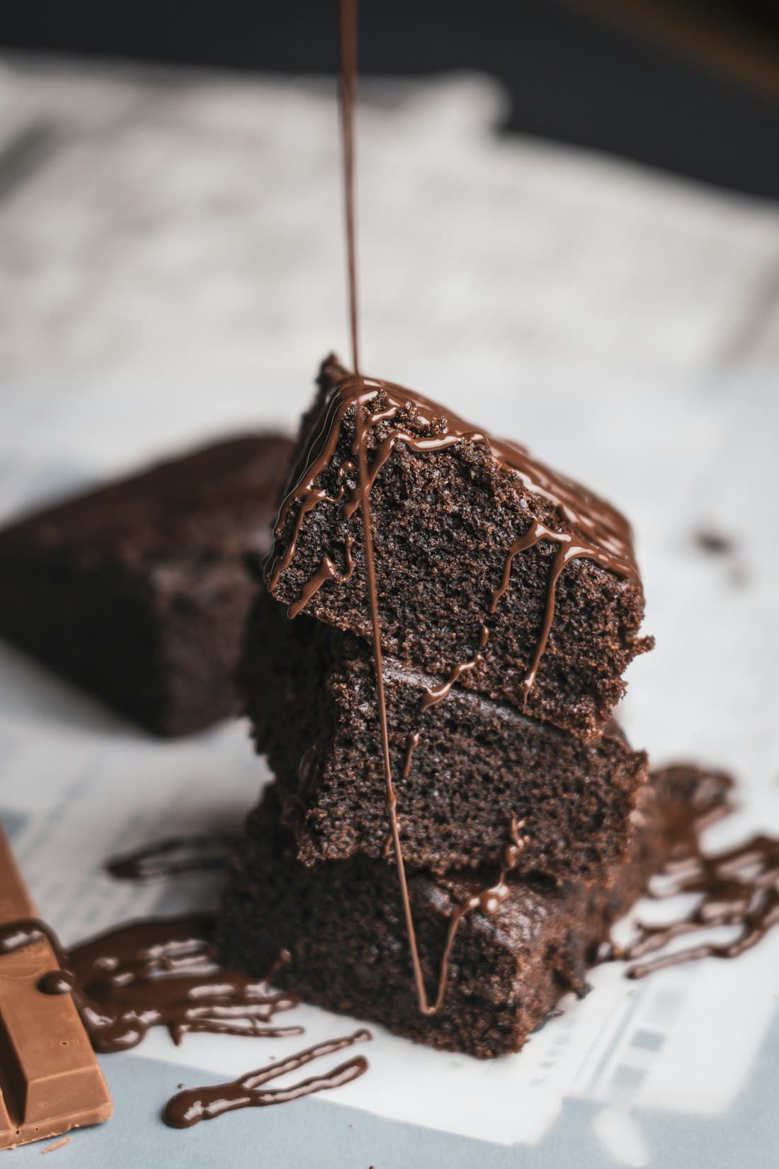 Üzerine eritilmiş çikolata süzülen kat kat brownie dilimleri